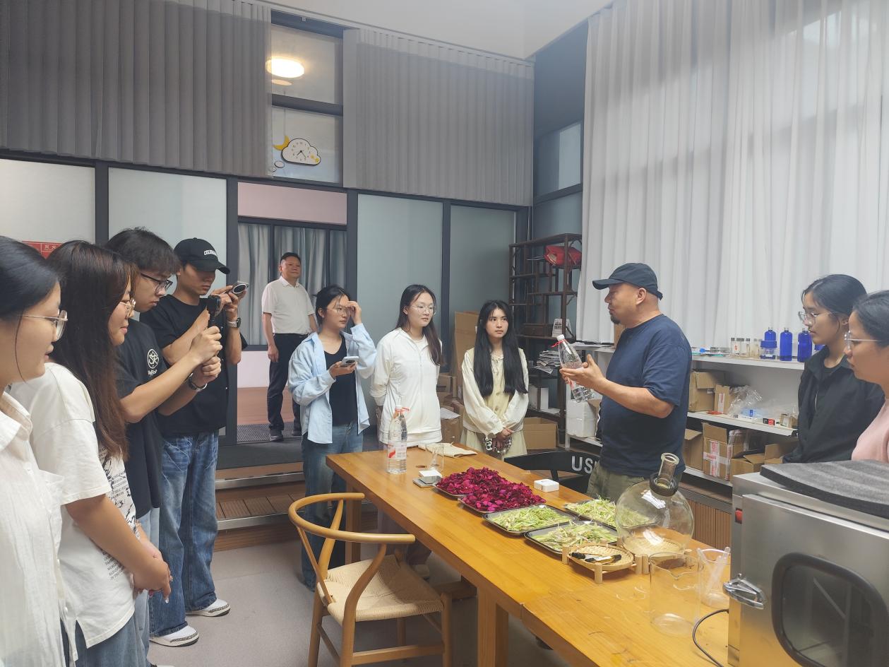 凝香炼露，以艺载心——花草炼露创作活动