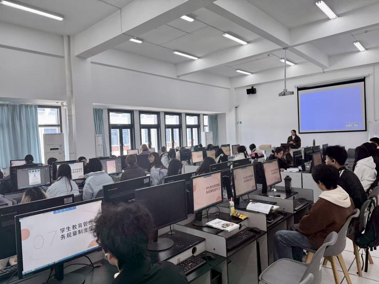 深化学风建设 培育工匠精神——工艺美术系开展规章制度学习主题班会