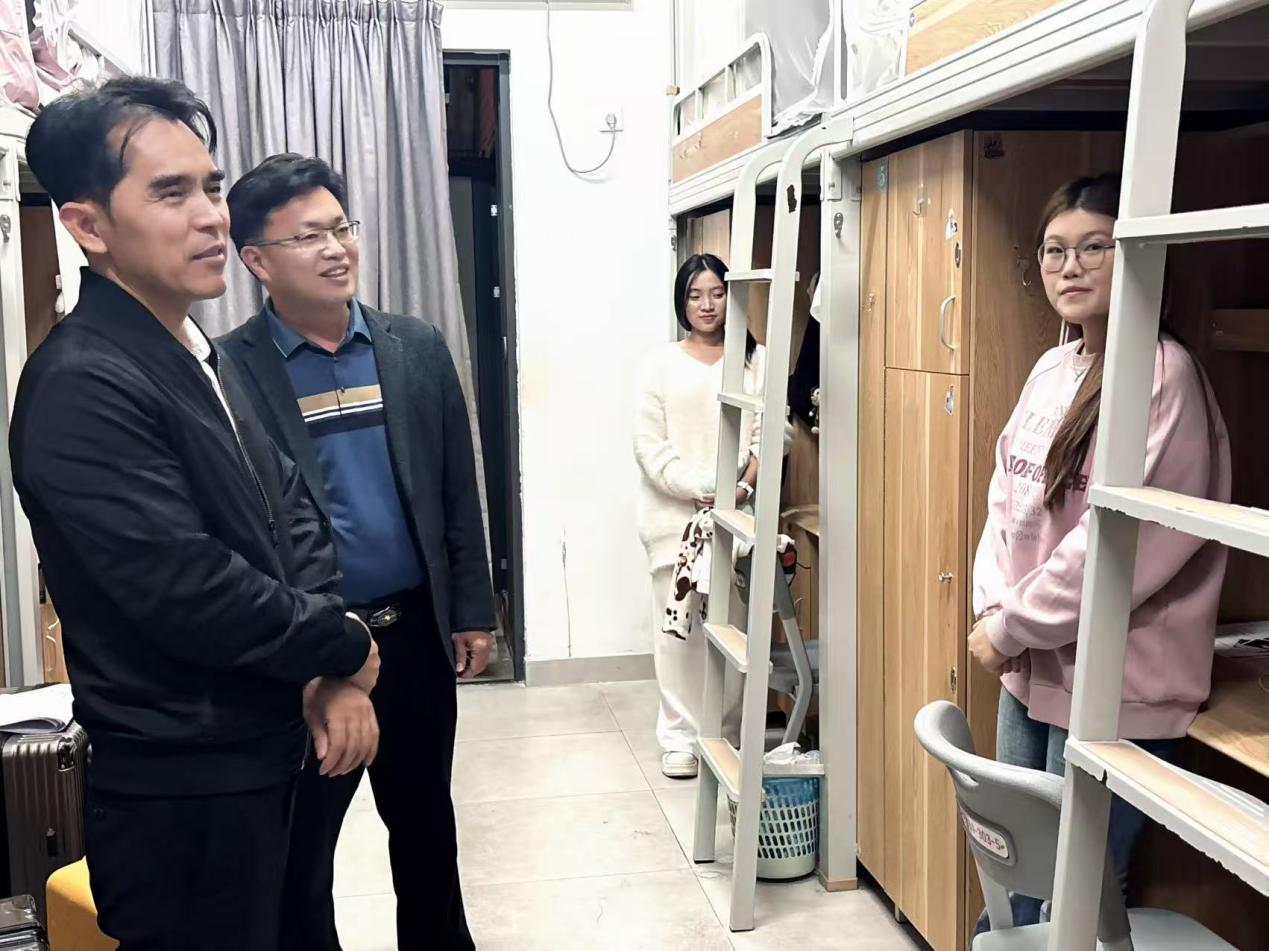 “一站式”学生社区I暖心护航，助力远航——工艺美术系开展毕业生实习离校前宿舍走访工作