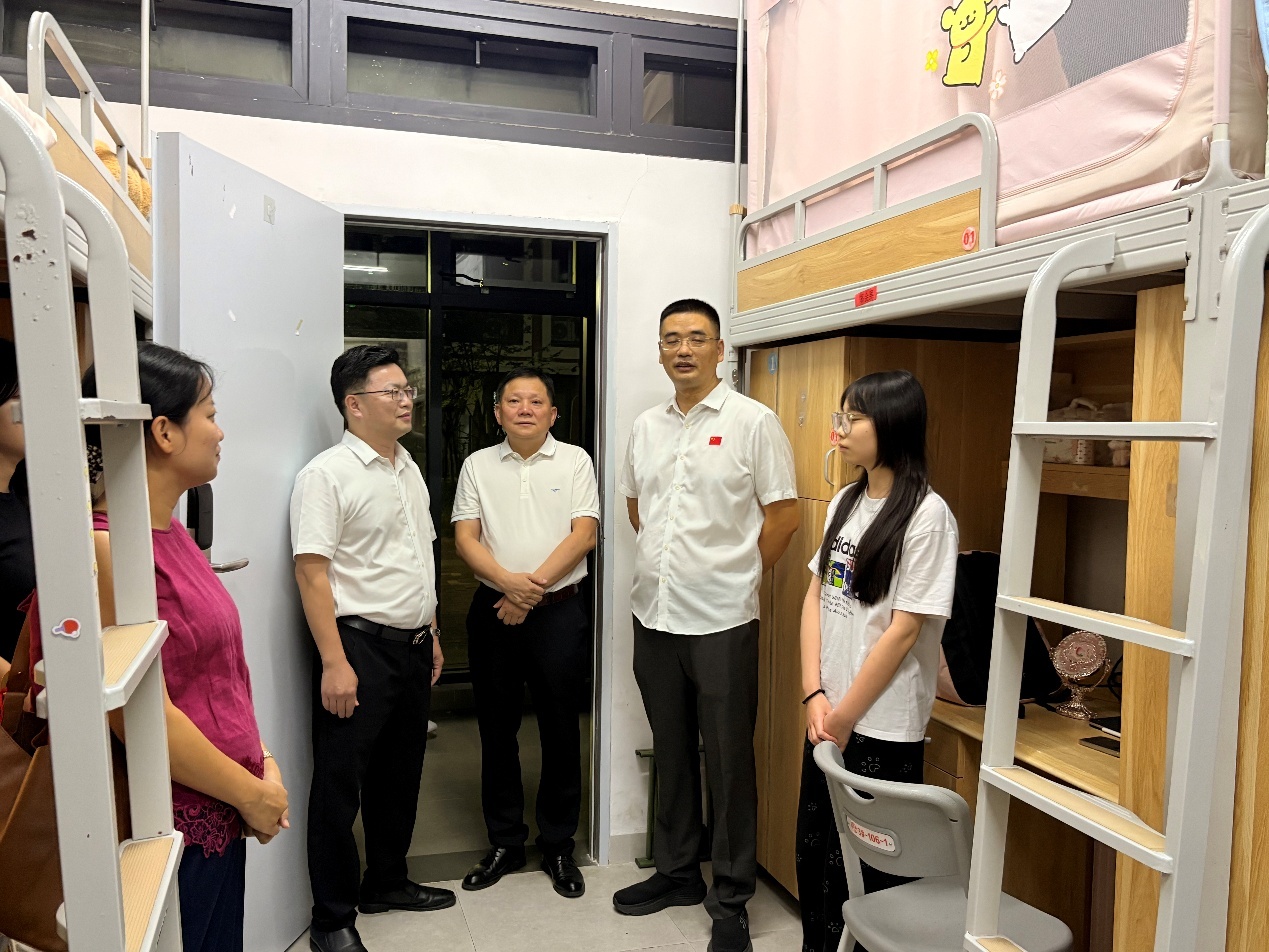 暖心入寝，情系新生｜学院领导走访工艺美术系新生宿舍