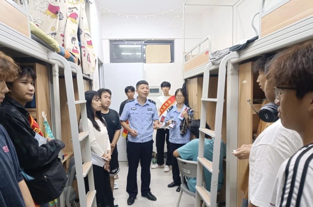反诈消防齐推进 织密校园“安全网” ——工艺美术系开展反诈“扫楼”与消防知识普及活动