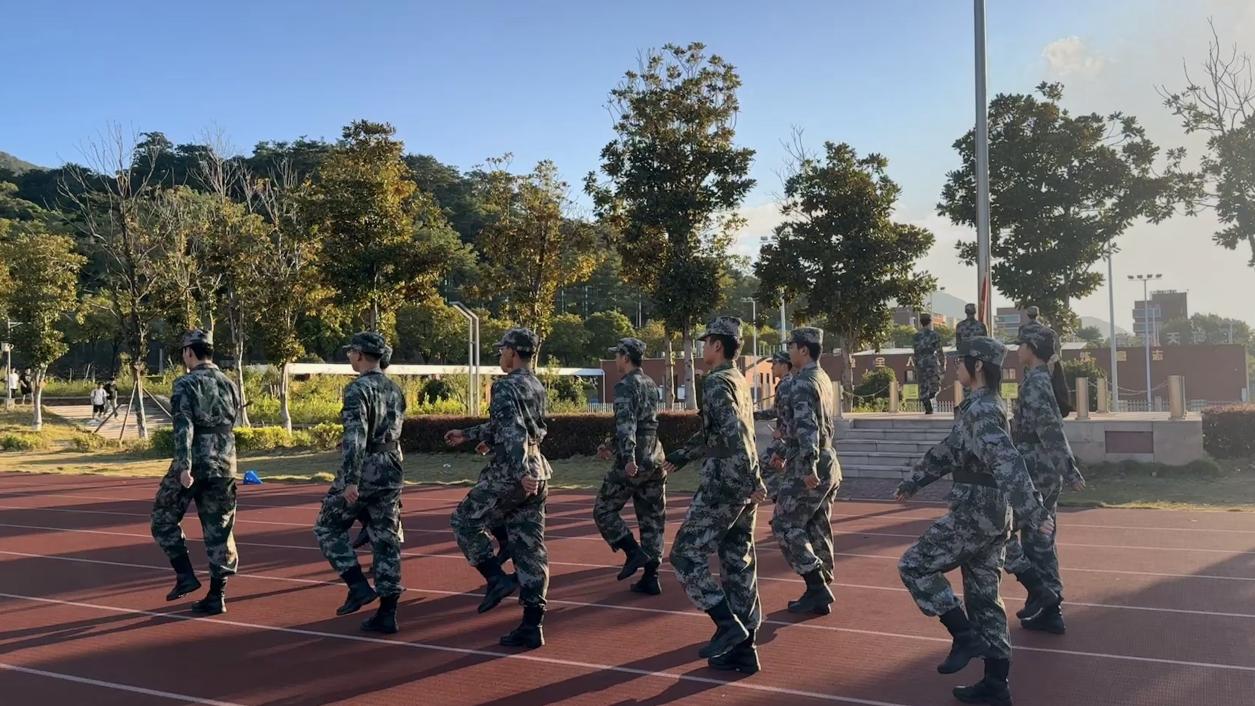 以匠心致初心，以青春赴使命——工艺美术系组织开展升国旗主题教育活动