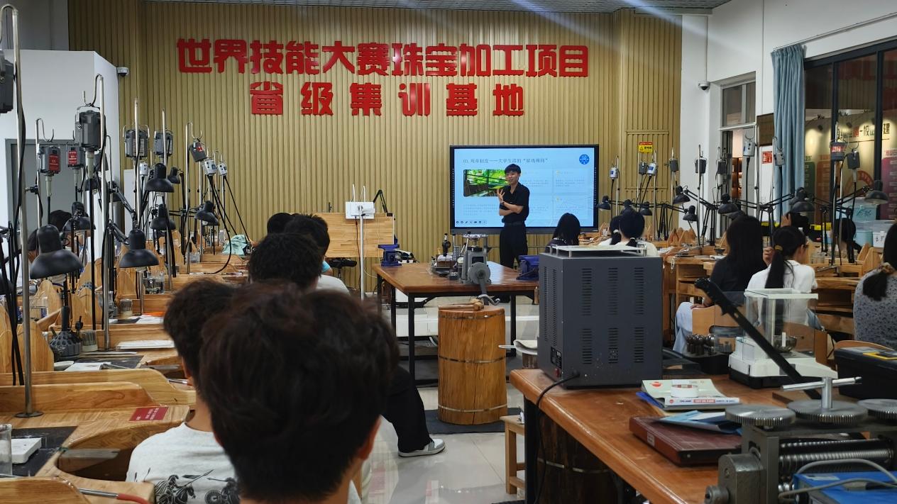 赋能新生成长，夯实学艺根基——工艺美术系开展新生入学教育班会
