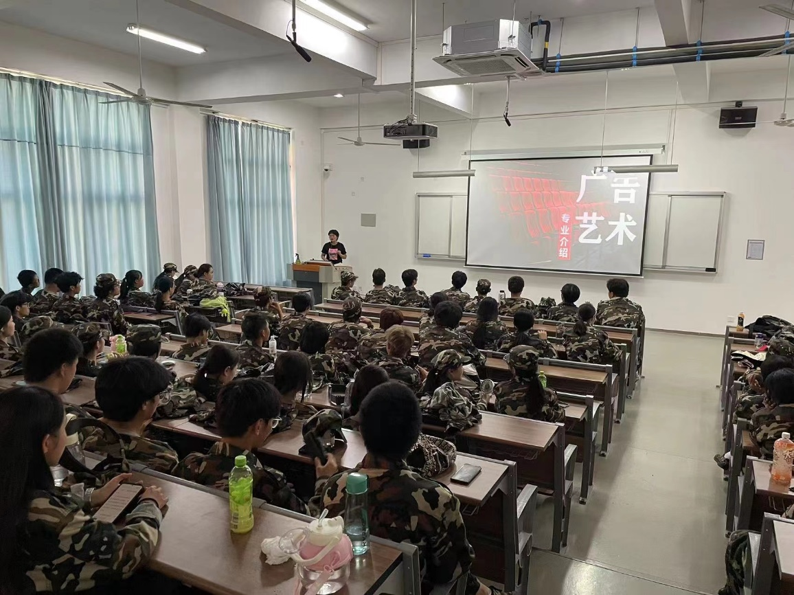 工艺美术系热烈开展新生专业认知讲座