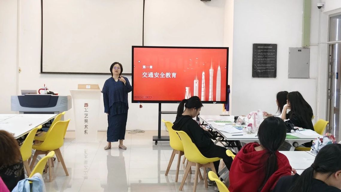 五一假期将至，这份安全指南请收好！--工艺美术系开展“五一”节前安全主题班会