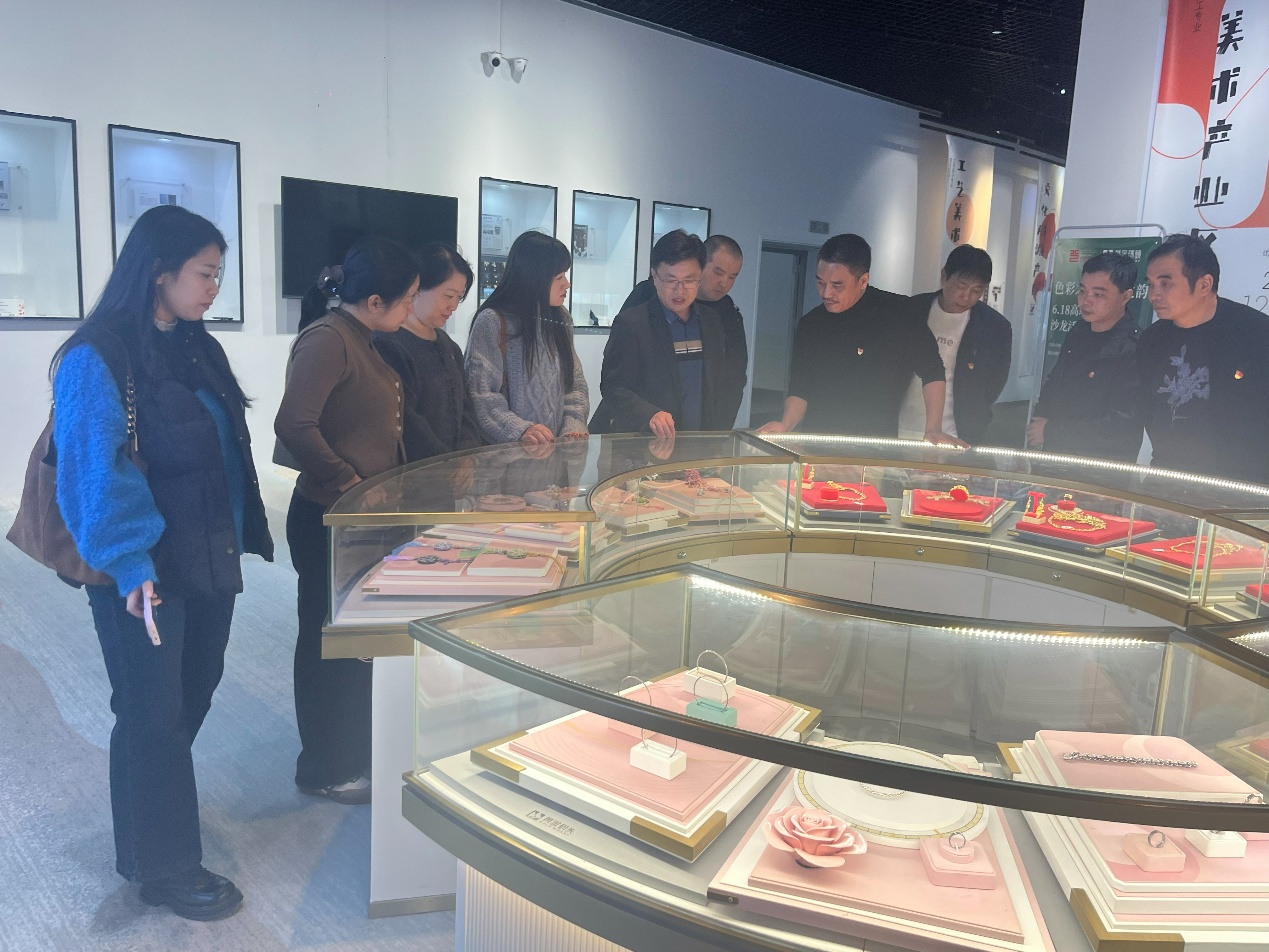 校地携手共绘振兴图景一场有“实味”的主题党日  ——工艺美术系学生党支部与梧塘镇霞楼村党支部开展校地共建主题党日活动