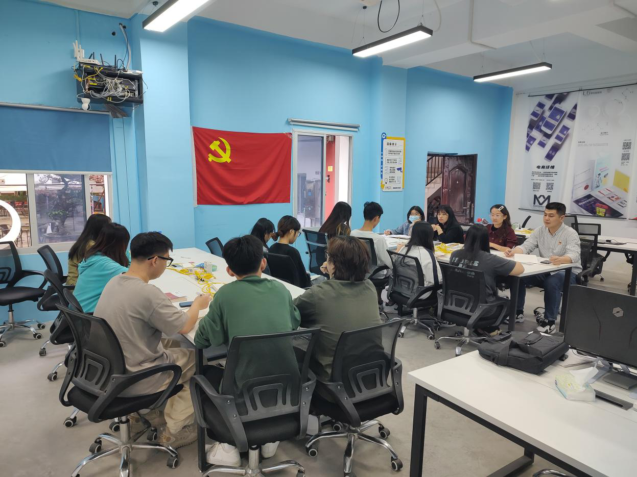 党的二十大精神进实训基地——工艺美术系学生党支部走访看望学生党员和发展对象