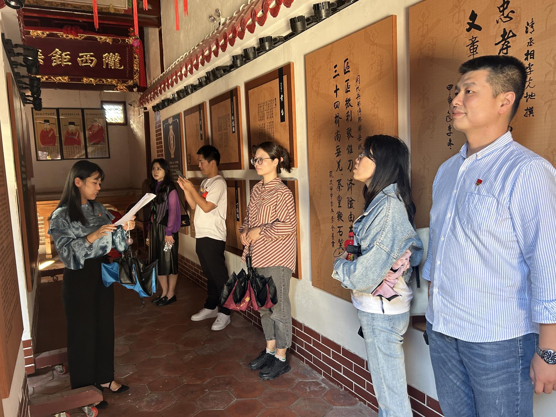 厚植爱国情怀  承袭优良家风——工艺美术系学生党支部开展10月份主题党日活动