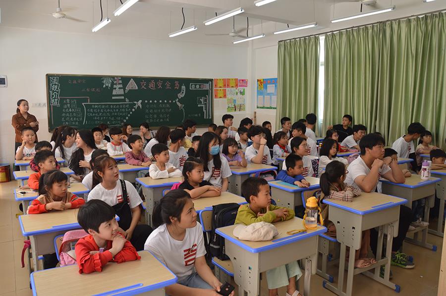 学院第六届爱心节“大爱微课堂”工艺美院师生进小学趣味艺术教育志愿活动