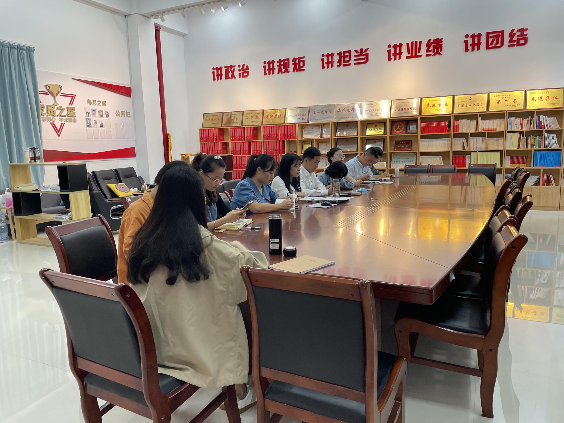工艺美术系学生党支部开展“喜迎二十大，奋进新征程”主题交流研讨