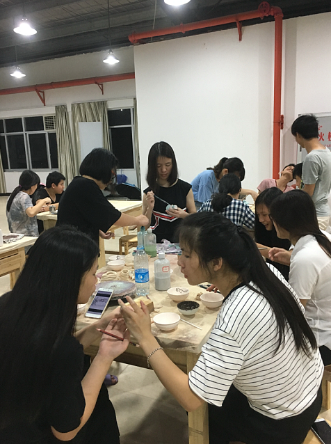 结合专业学习陶艺制作，增强动手实践能力