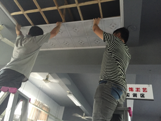 工艺美院室内设计专业学生进行装饰材料与施工工艺课程实训