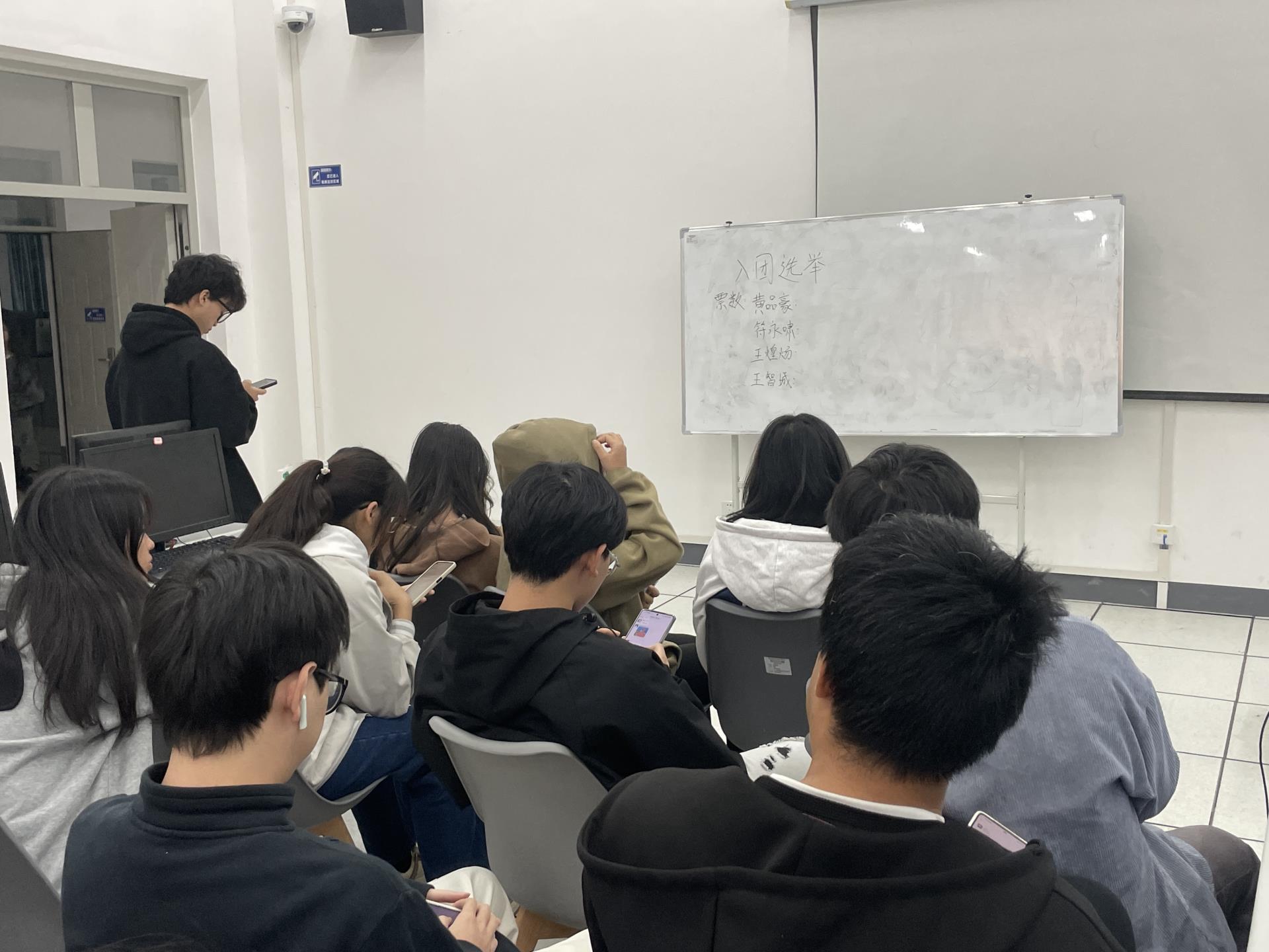工艺美术系各班入团推优大会圆满结束